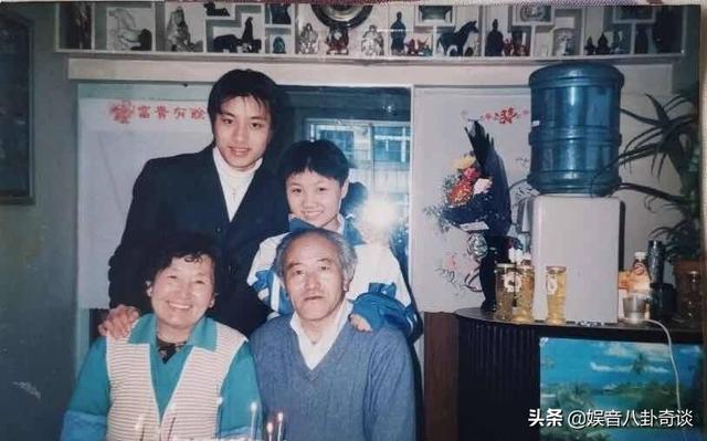 賈乃亮17歲黃毛叛逆顏值爆表 李小璐17歲時臉胖到認不出