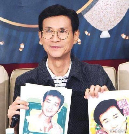 72歲鄭少秋和結縭30年妻子「同框像父女」差距好大，二婚「4女兒顏值超高」繼承好基因！