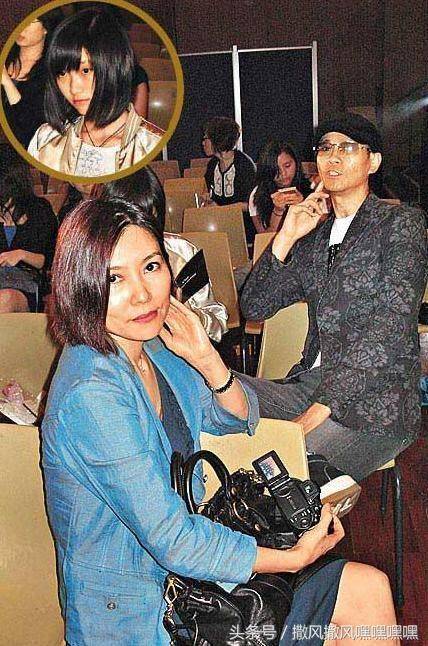 72歲鄭少秋和結縭30年妻子「同框像父女」差距好大，二婚「4女兒顏值超高」繼承好基因！
