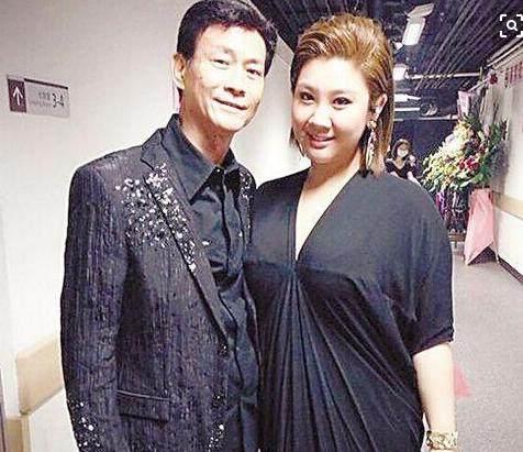 72歲鄭少秋和結縭30年妻子「同框像父女」差距好大，二婚「4女兒顏值超高」繼承好基因！