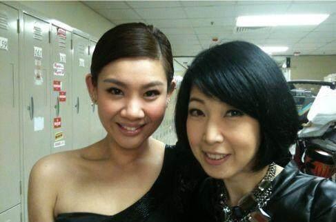 72歲鄭少秋和結縭30年妻子「同框像父女」差距好大，二婚「4女兒顏值超高」繼承好基因！