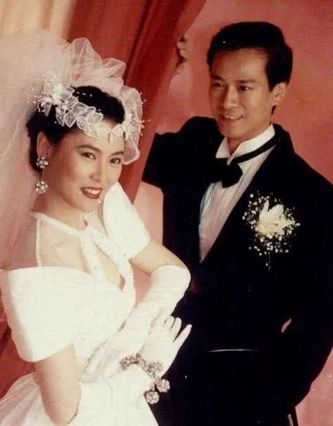 72歲鄭少秋和結縭30年妻子「同框像父女」差距好大，二婚「4女兒顏值超高」繼承好基因！