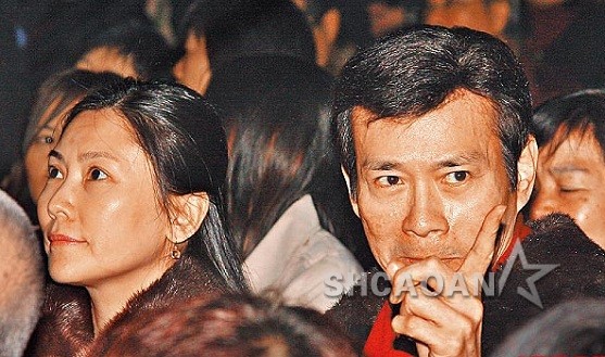 72歲鄭少秋和結縭30年妻子「同框像父女」差距好大，二婚「4女兒顏值超高」繼承好基因！