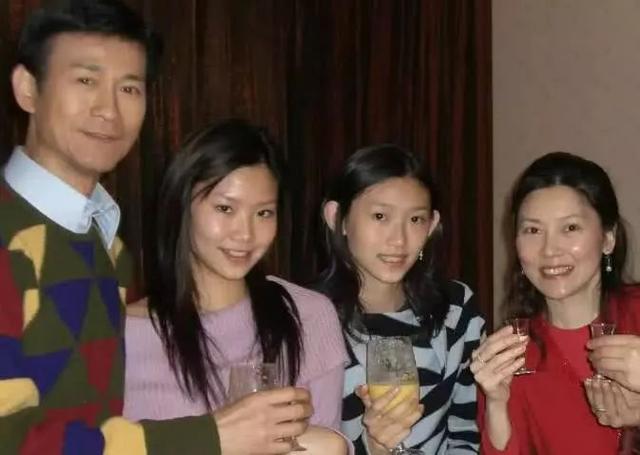 72歲鄭少秋和結縭30年妻子「同框像父女」差距好大，二婚「4女兒顏值超高」繼承好基因！