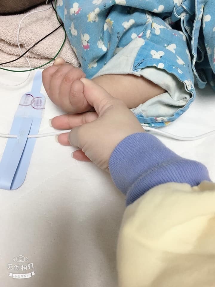 台中受虐女嬰能握手了！最快明日可轉普通病房，母：願每月吃素三天換女兒健康長大！