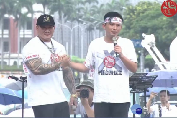 館長答應了！中國拳擊冠軍嗆「有膽就來一場」　下一秒「老婆忍不住出手」網友笑翻：別惹太座