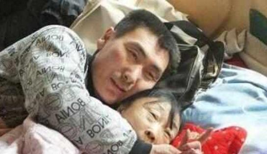 71歲阿嬤為了嫁給年輕帥哥，傾盡家財跑去「整型成30歲少婦」，變化超大！