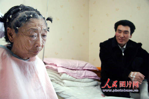 71歲阿嬤為了嫁給年輕帥哥，傾盡家財跑去「整型成30歲少婦」，變化超大！