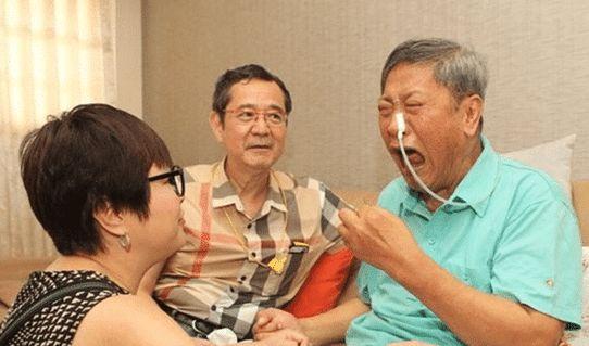 一代歌王「失足摔成傻子」妻離子散「吞80顆藥輕生」　最低穀遇女友「為他賣3棟房籌醫藥費」相守40年