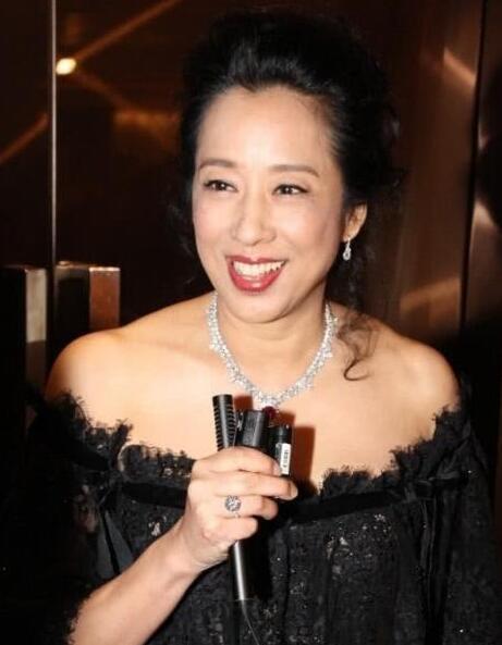 豪門財產按人頭算？郭晶晶欲為霍家拼4胎，婆婆5個字回應