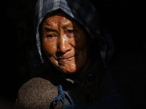 兒子當老闆，每月給母親寄3千元，老人在城裡撞見兒子時淚流滿面