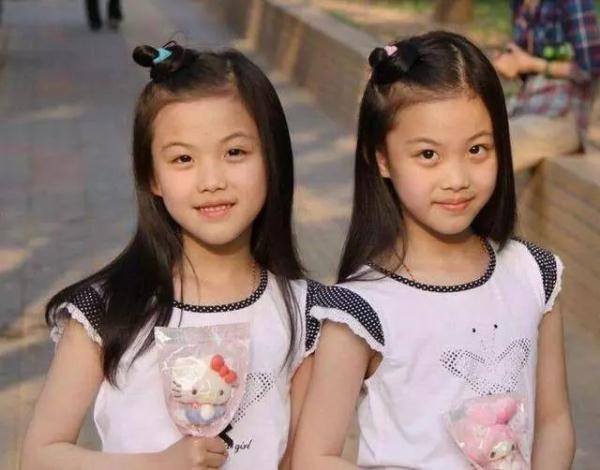 還記得最美雙胞胎朵朵果果嗎？如今16歲身高172、變超模臉