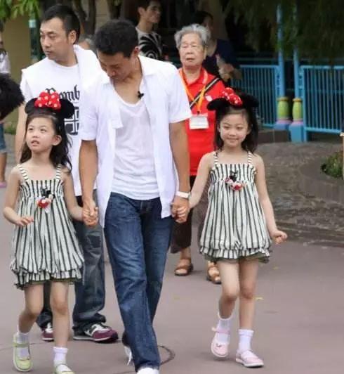 還記得最美雙胞胎朵朵果果嗎？如今16歲身高172、變超模臉