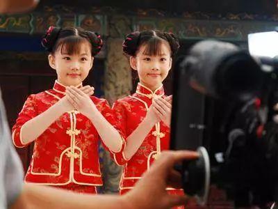 還記得最美雙胞胎朵朵果果嗎？如今16歲身高172、變超模臉