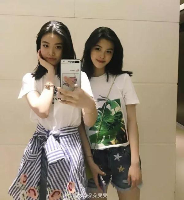 還記得最美雙胞胎朵朵果果嗎？如今16歲身高172、變超模臉