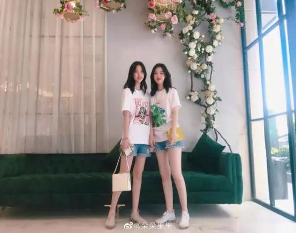 還記得最美雙胞胎朵朵果果嗎？如今16歲身高172、變超模臉