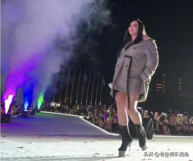 繼張惠妹之後又一女星胖成球，上台階需攙扶，衣著寬鬆疑懷孕？