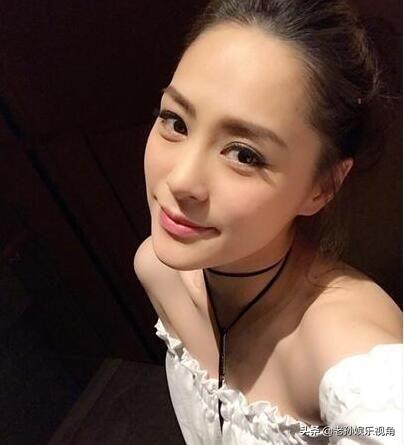 繼張惠妹之後又一女星胖成球，上台階需攙扶，衣著寬鬆疑懷孕？