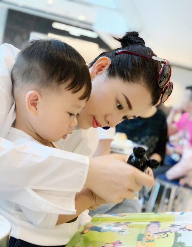 她是港姐，和男友相戀7年卻嫁富商，今40歲剛生二胎仍要拼三胎