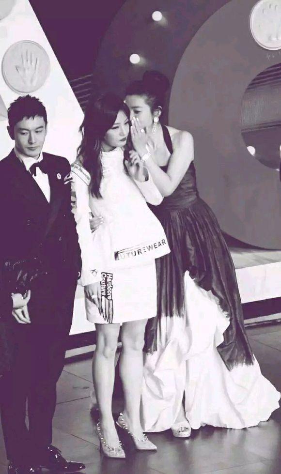 頂級大花罕同框，趙薇被贊顏值回春變少女，網友：李冰冰輸了