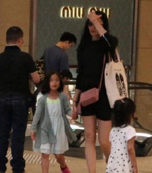 混血星二代對比：吳彥祖女兒可愛，諾一撞臉陳冠希，他卻長得顯老
