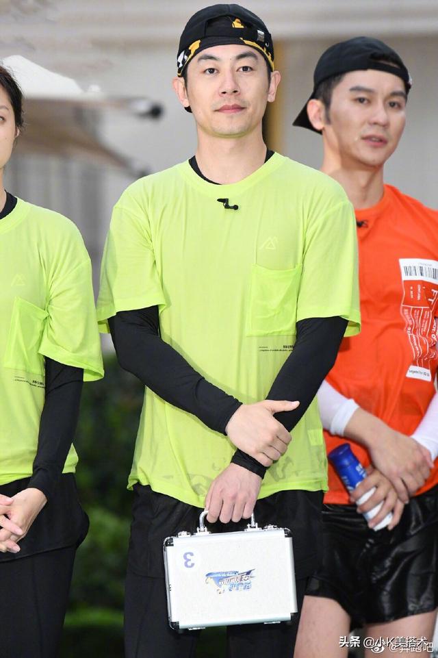 朱亞文攜妻子錄《奔跑吧》，沈佳妮休閒裝配麻花辮，36歲美成26歲