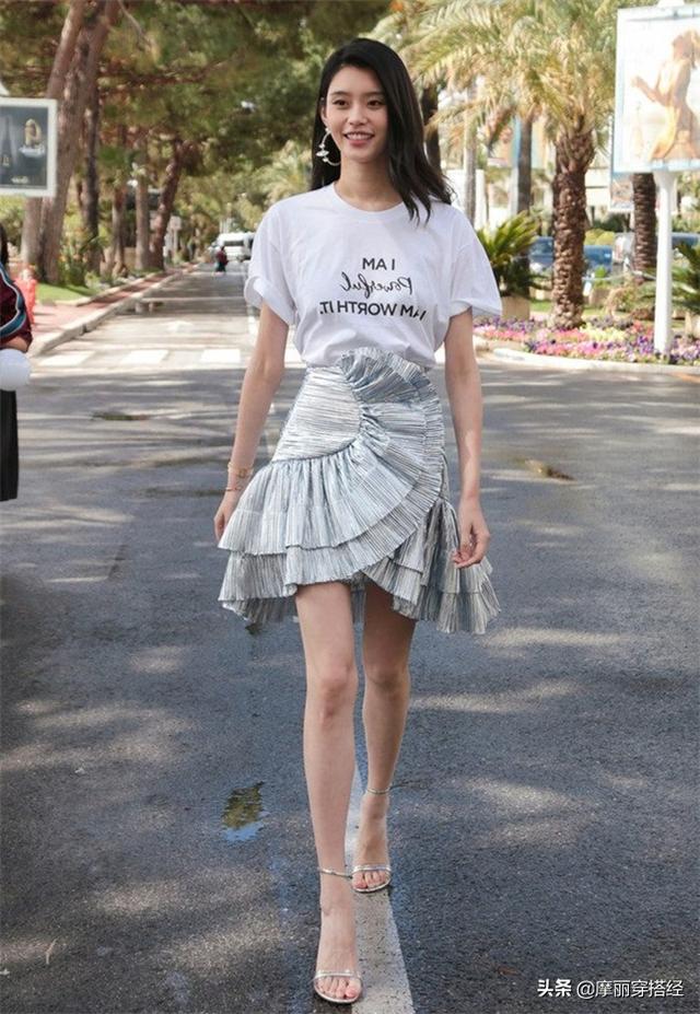 T恤+半身裙組合有什麼過人之處？涼爽又氣質，讓人愛不釋手