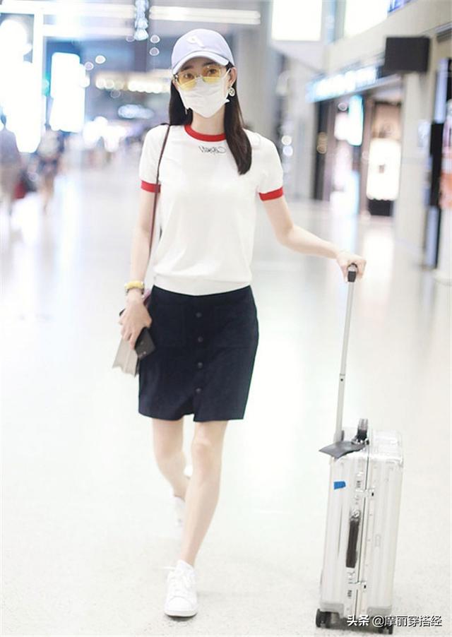 T恤+半身裙組合有什麼過人之處？涼爽又氣質，讓人愛不釋手