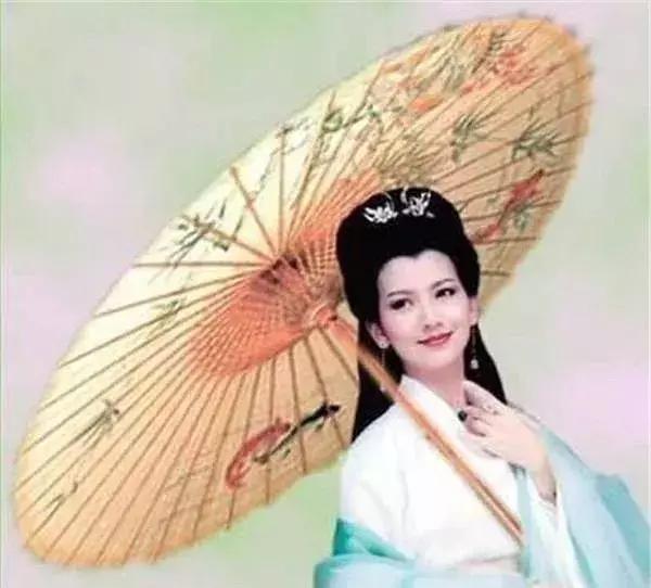 古裝12位女星撐傘造型：趙雅芝優雅，霍思燕漂亮，第一美出天際
