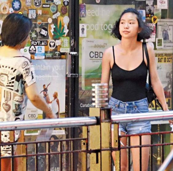 林青霞女兒成最醜星二代？街頭大秀好身材，卻被指顏值滑坡像父親！