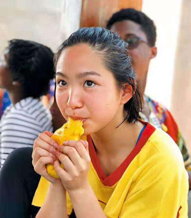 林青霞女兒成最醜星二代？街頭大秀好身材，卻被指顏值滑坡像父親！