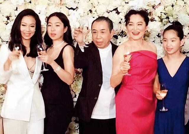 林青霞女兒成最醜星二代？街頭大秀好身材，卻被指顏值滑坡像父親！