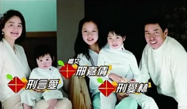 林青霞女兒成最醜星二代？街頭大秀好身材，卻被指顏值滑坡像父親！