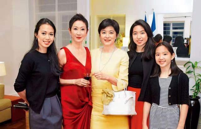 林青霞女兒成最醜星二代？街頭大秀好身材，卻被指顏值滑坡像父親！