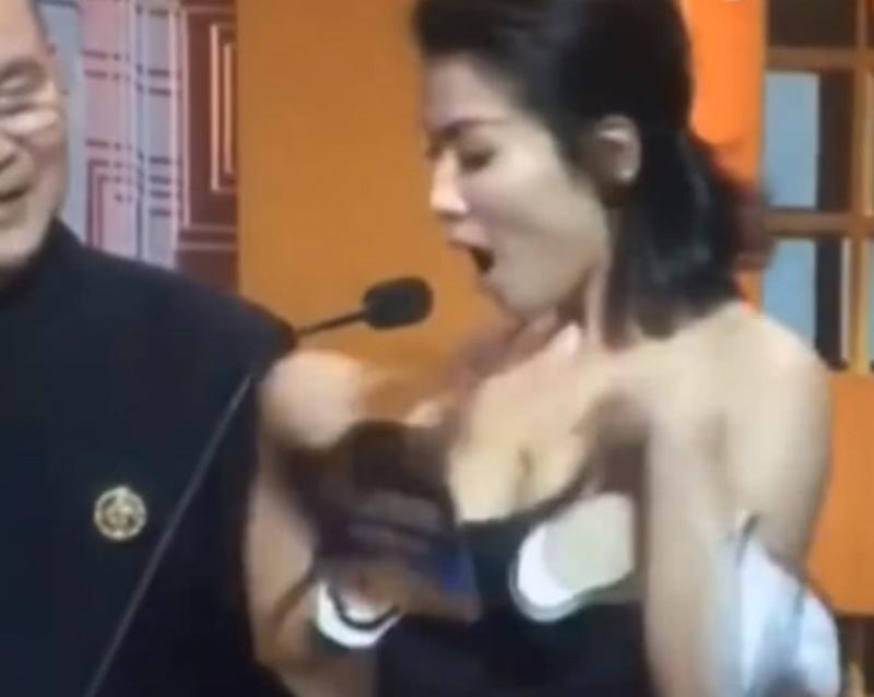 劉濤肩帶不慎滑落，有誰注意她的救場動作？瞬間成為全場焦點 ！