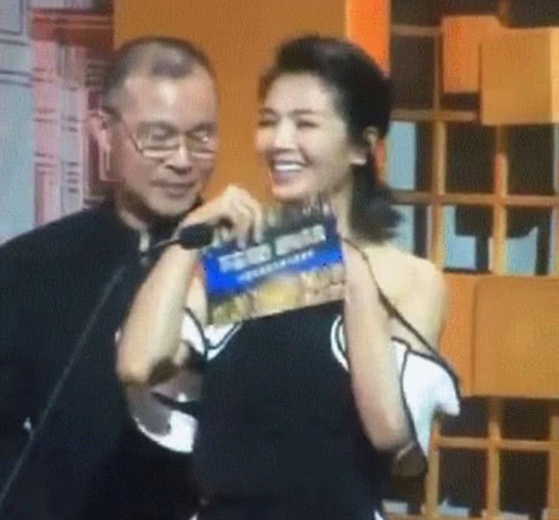 劉濤肩帶不慎滑落，有誰注意她的救場動作？瞬間成為全場焦點 ！