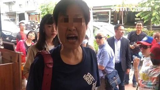 求饒「不要再罵我了」！ 韓「鐵粉」婦人，不滿煎餅店家罷免韓國瑜，竟在公開場合怒嗆「去死」！