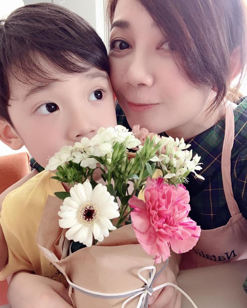 梁靜茹首度曝光「5歲兒超Q正面照」！　神複製媽媽「長睫毛迷人大眼」網融化：長大一定是校草 !