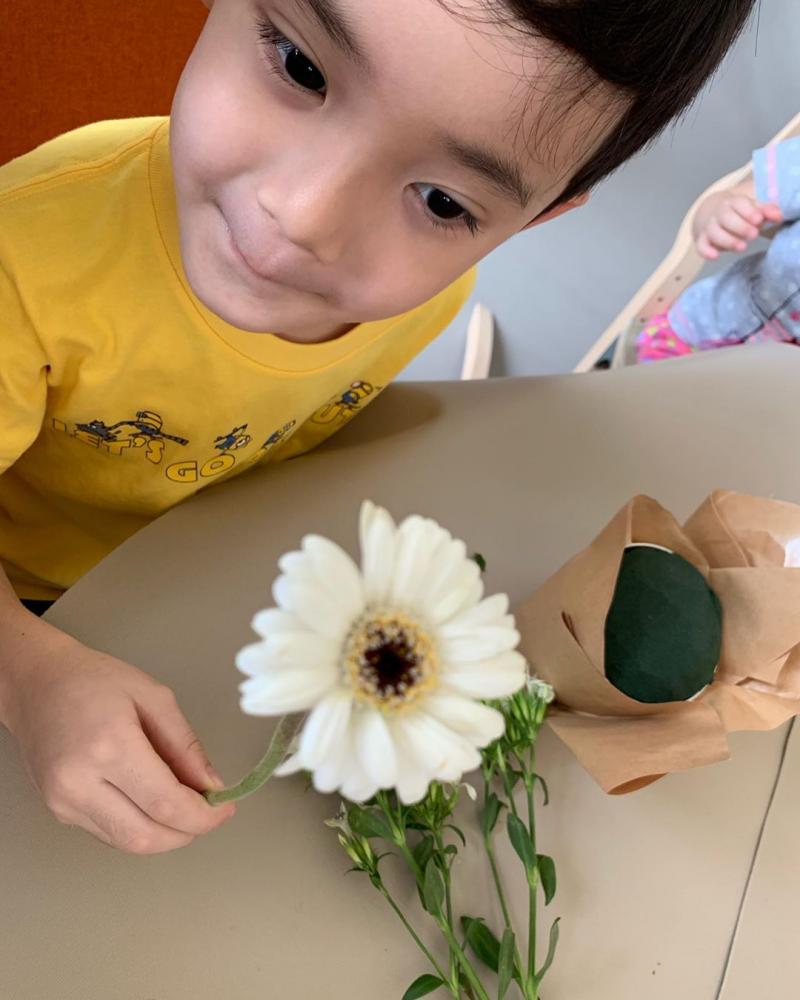 梁靜茹首度曝光「5歲兒超Q正面照」！　神複製媽媽「長睫毛迷人大眼」網融化：長大一定是校草 !