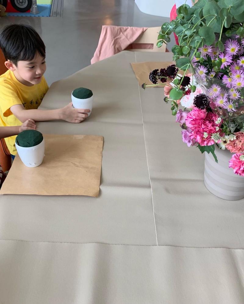 梁靜茹首度曝光「5歲兒超Q正面照」！　神複製媽媽「長睫毛迷人大眼」網融化：長大一定是校草 !