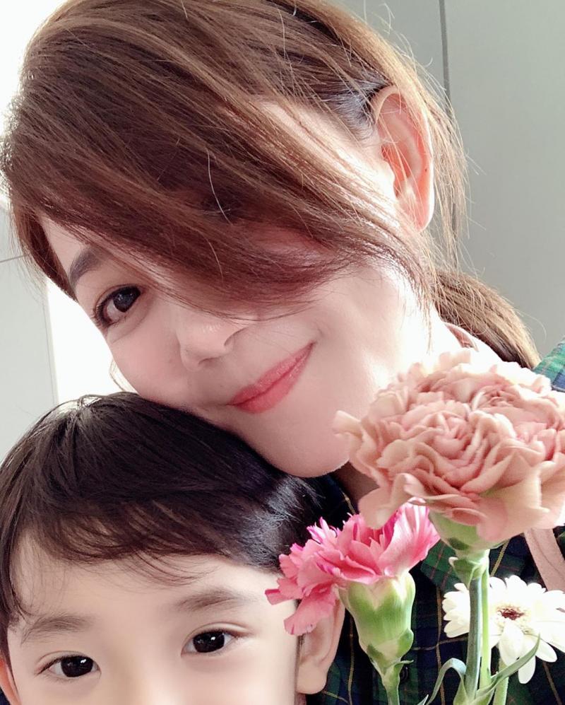 梁靜茹首度曝光「5歲兒超Q正面照」！　神複製媽媽「長睫毛迷人大眼」網融化：長大一定是校草 !