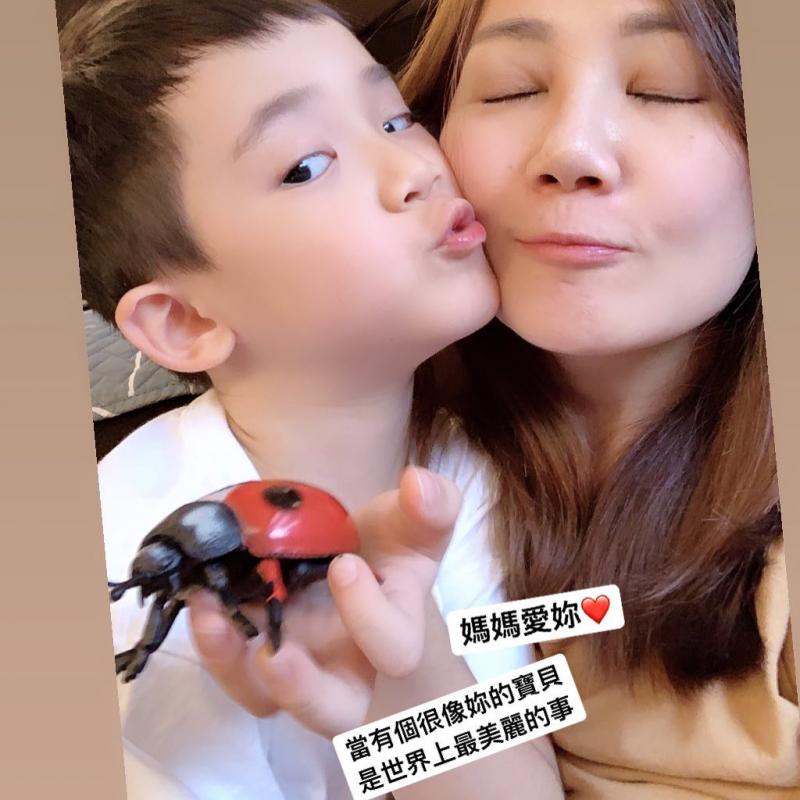 梁靜茹首度曝光「5歲兒超Q正面照」！　神複製媽媽「長睫毛迷人大眼」網融化：長大一定是校草 !
