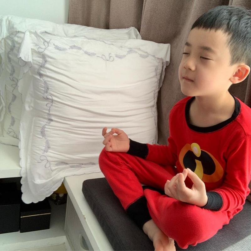 梁靜茹首度曝光「5歲兒超Q正面照」！　神複製媽媽「長睫毛迷人大眼」網融化：長大一定是校草 !