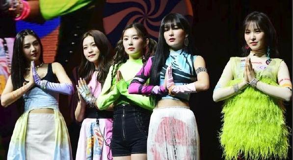 女星揭娛樂圈內幕，瘦腿是打了肉毒桿菌，表演完要排隊嚮導演問好