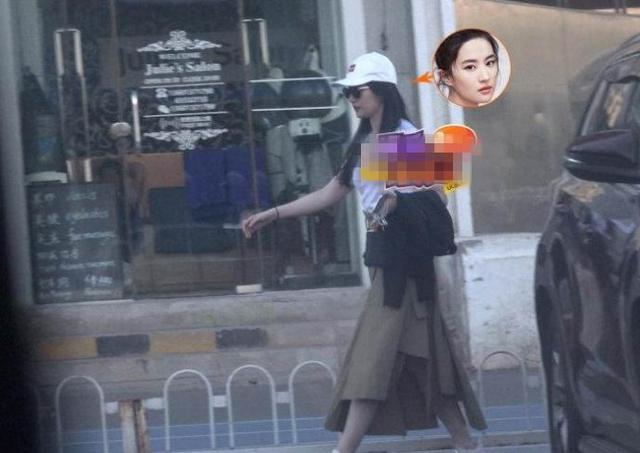 劉亦菲低調出街，與友人喝完下午茶去酒吧街相當悠閒