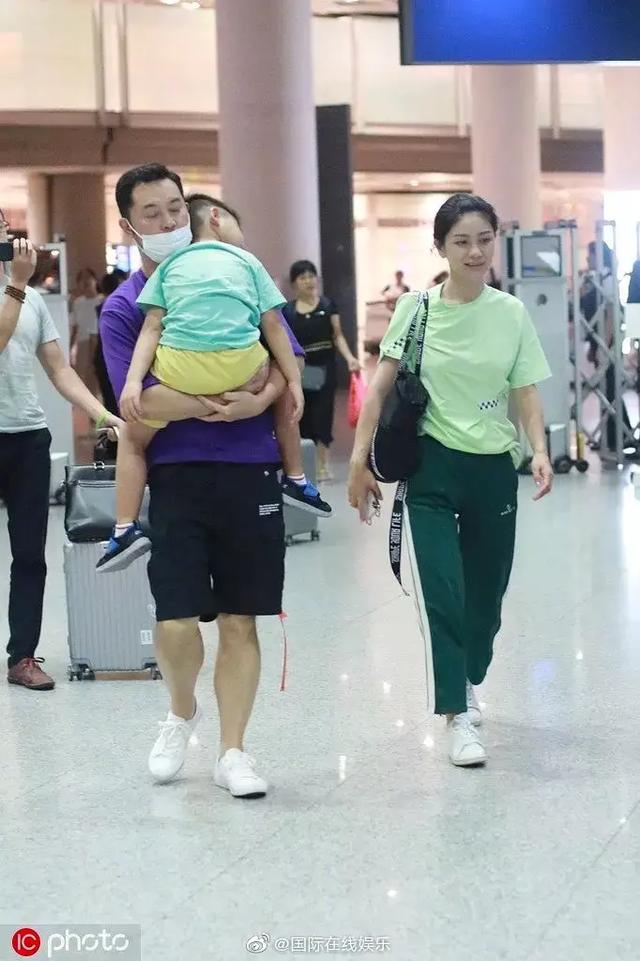 沙溢抱著睡著的小魚兒，累的歐式大雙眼皮都出來了，這個細節好評