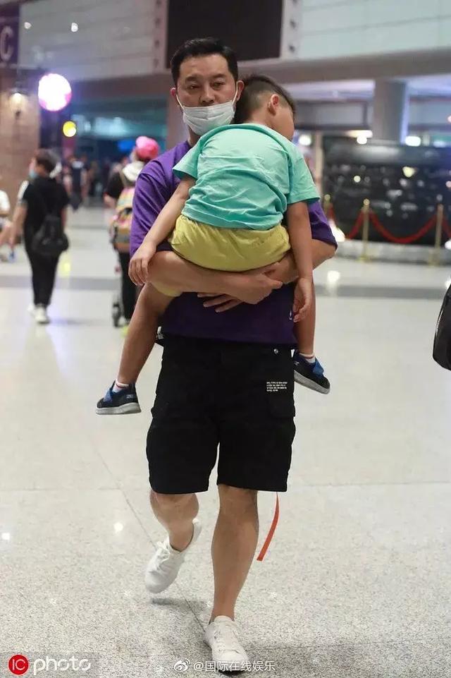 沙溢抱著睡著的小魚兒，累的歐式大雙眼皮都出來了，這個細節好評