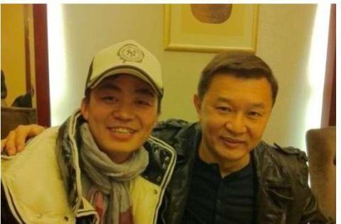明星們追星也瘋狂，這兩位的非正常舉動，備受大多數人指責