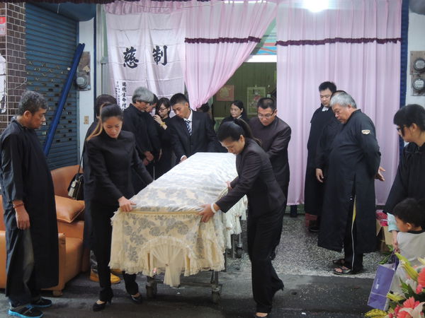 阿嬤過世想請假，老闆卻罵說「這種事要早點說」下秒員工超神回覆讓網大怒：這真的不好笑！