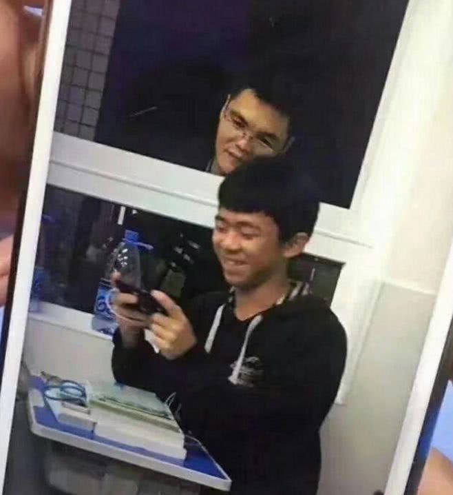 大巴上遇到的，誰看到都尷尬，必須上去提醒妹子了！